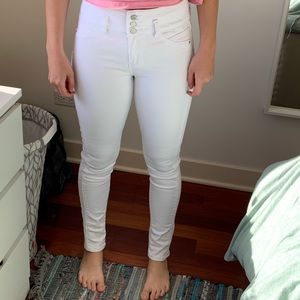 White hi-rise skinny jean